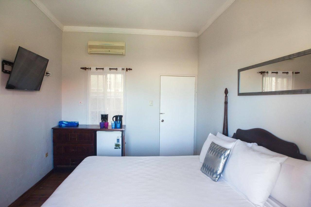 Hotel Caribic House à Montego Bay Extérieur photo