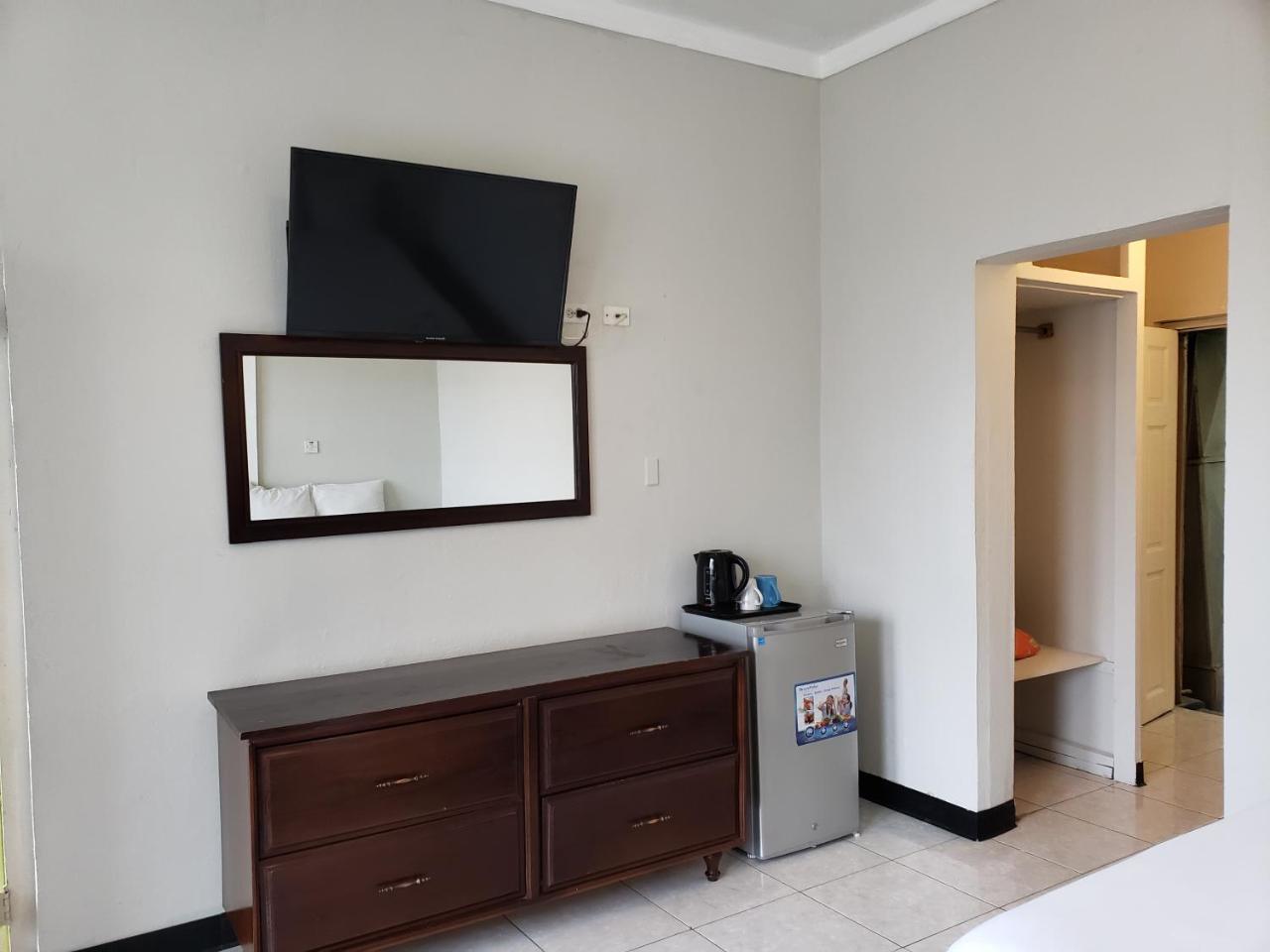 Hotel Caribic House à Montego Bay Extérieur photo