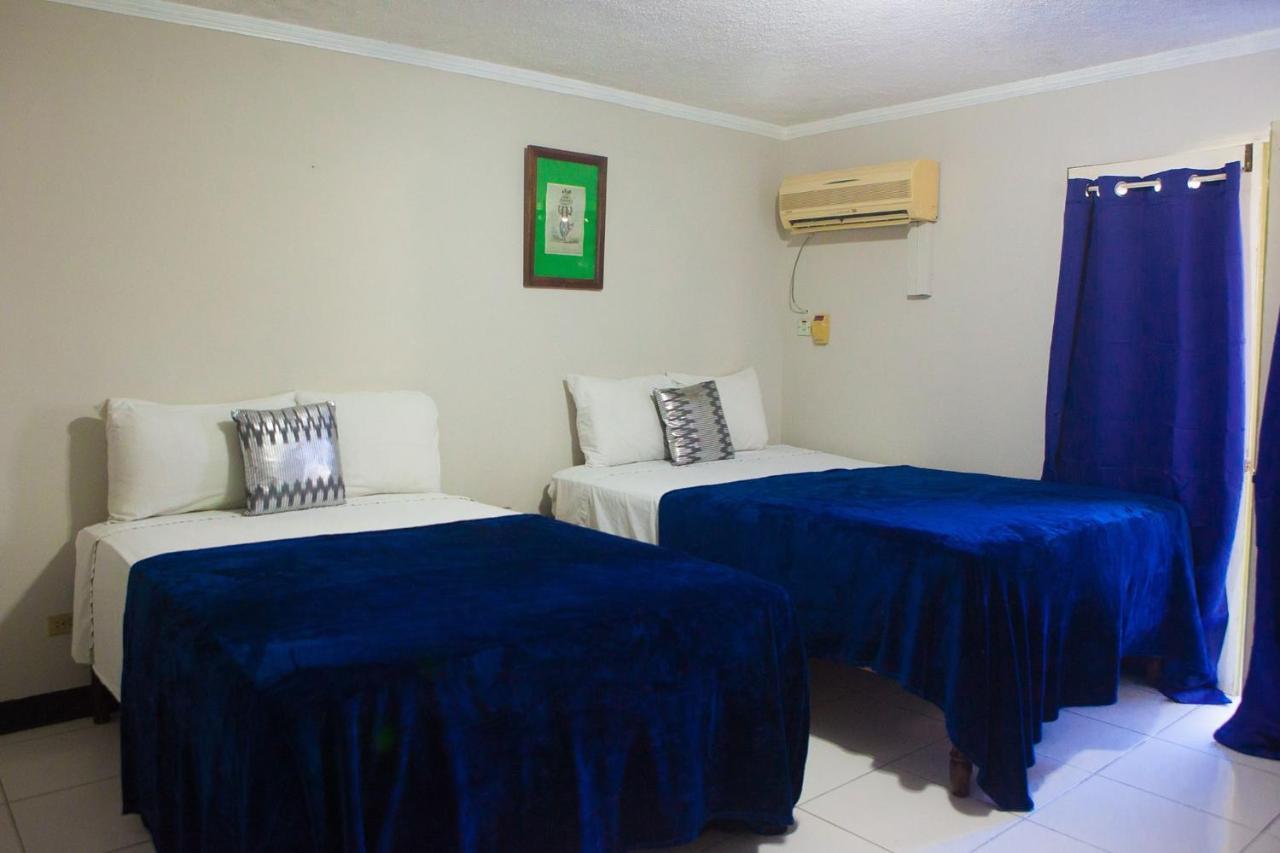 Hotel Caribic House à Montego Bay Extérieur photo